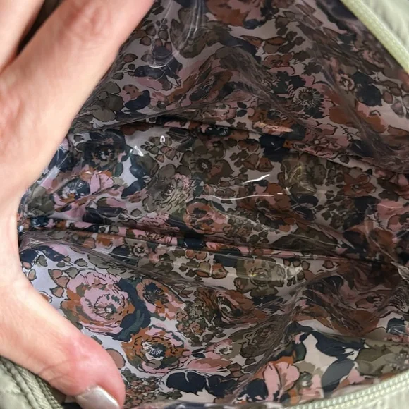 NWOT VERA BRADLEY TRAVEL BAG - Picture 3 of 3